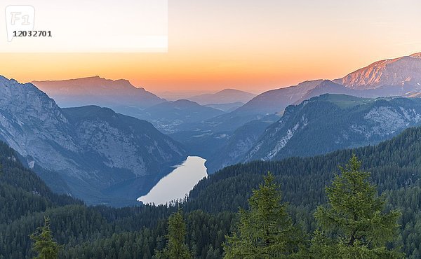 Blick auf den Königssee vom Feldkogel  Funtenseetauern  Sonnenuntergang  Nationalpark Berchtesgaden  Berchtesgadener Land  Oberbayern  Bayern  Deutschland  Europa