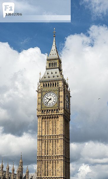 Glockenturm Big Ben vor bewölktem Himmel  London  England  Großbritannien