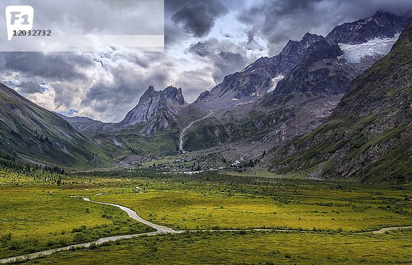 Bewölkter Himmel über den Bergen  Sturm im Anmarsch  Vinschgau  Aosta  Italien  Europa