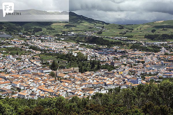 Blick vom Monte Brasil auf Angra do Heroismo  Insel Terceira  Azoren  Portugal  Europa