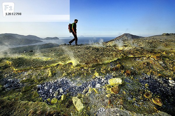 Wanderer auf dem Gran Cratere wandert durch Schwefelfumarolen  Insel Vulcano  Liparische Inseln  Italien  Europa
