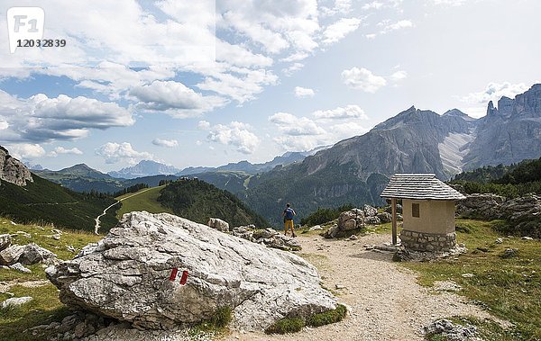 Wanderer bei einer Kapelle  Rundweg um die Sellagruppe  Grödnerjoch  Passo Gardena  Naturpark Park Puez-Geisler  Dolomiten  Wolkenstein  Südtirol  Trentino-Südtirol  Italien  Europa