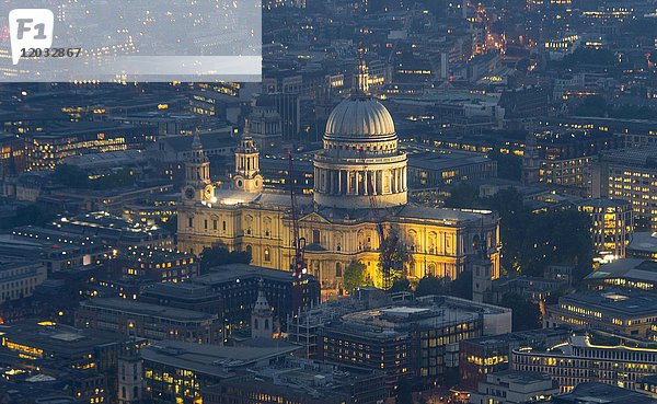 Blick auf die beleuchtete St. Paul's Cathedral bei Nacht  London  England  Großbritannien