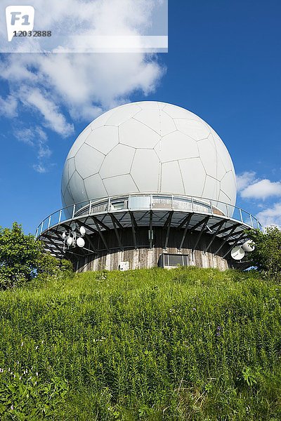 Ehemalige Radarkuppel  Radom  heute Aussichtsplattform und Ausstellungsraum  Wasserkuppe  Rhön  Hessen  Deutschland  Europa