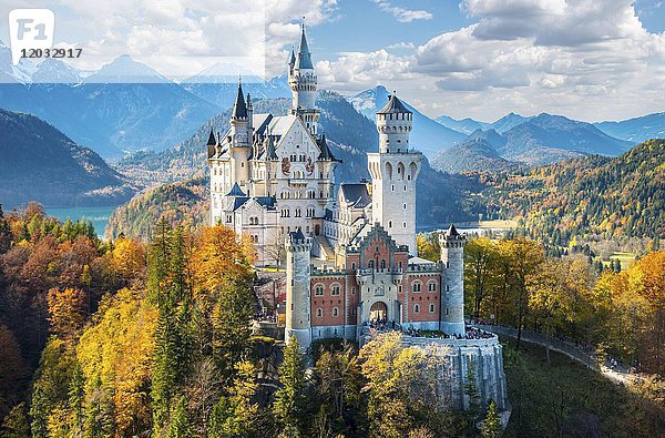 Schloss Neuschwanstein im Herbst  dahinter der Alpsee  Schwangau  Ostallgäu  Allgäu  Schwaben  Oberbayern  Bayern  Deutschland  Europa