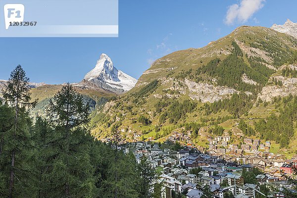 Schneebedecktes Matterhorn  Blick auf Zermatt  Wallis  Schweiz  Europa