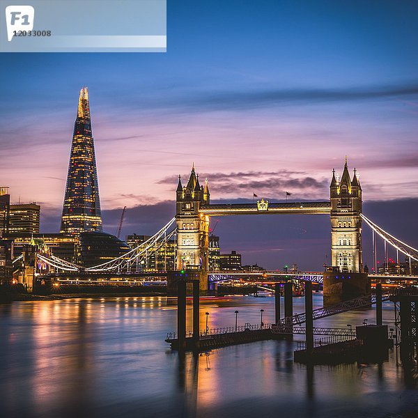 Themse  Tower Bridge  The Shard  Sonnenuntergang  Nachtansicht  Beleuchtet  Wasserspiegelung  Southwark  St Katharine's & Wapping  London  England  Vereinigtes Königreich  Europa