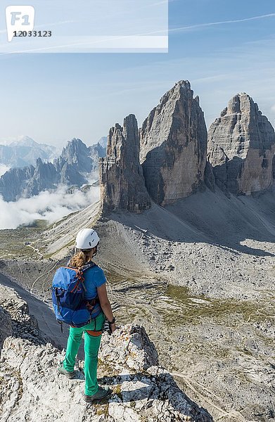 Wanderer auf dem Gipfel des Patternkofel  Nordwände der Drei Zinnen  Sextner Dolomiten  Südtirol  Trentino-Südtirol  Südtirol  Italien  Europa