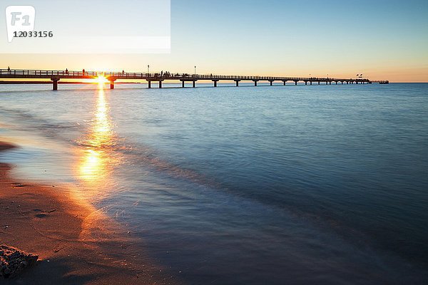 Sonnenuntergang hinter der Seebrücke  Ostsee  Prerow  Mecklenburg Vorpommern  Deutschland  Europa