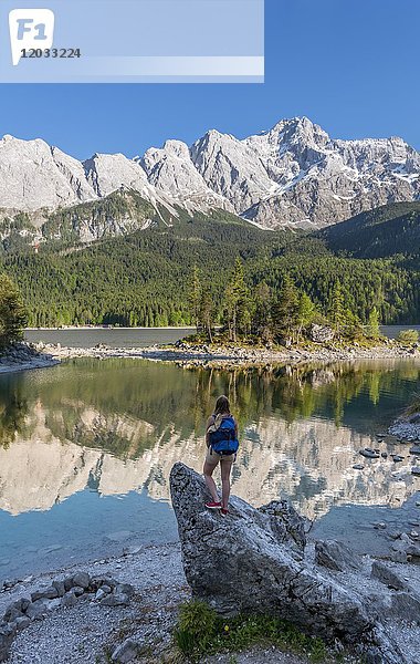 Wanderer steht auf Felsen  schaut in die Ferne  Eibsee und Zugspitze  Wettersteingebirge  bei Grainau  Oberbayern  Bayern  Deutschland  Europa