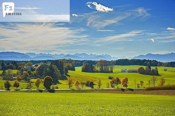 Voralpenlandschaft im Herbst  Alpenkette und Föhnwolken  bei Egling  Oberbayern  Bayern  Deutschland  Europa