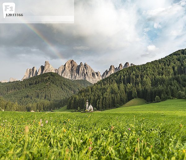 Regenbogen vor der Kirche St. Johann in Ranui  St. Johann  Johanniskapelle  Geisler-Gruppe  Villnößal  St. Magdalena  Bozen  Südtirol  Italien  Europa