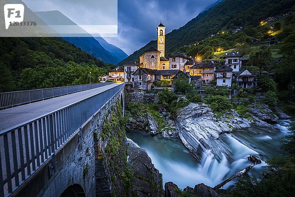 Ortsansicht mit Fluss Verzasca  Dämmerung  Lavertezzo  Tessin  Schweiz  Europa