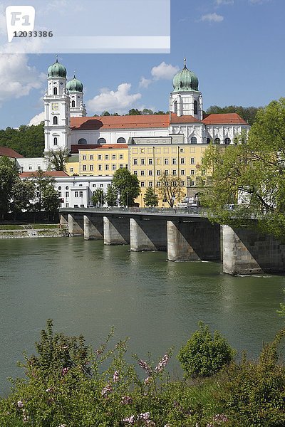 Marienbrücke über den Inn mit Dom St. Stephan  Altstadt  Passau  Niederbayern  Bayern  Deutschland  Europa