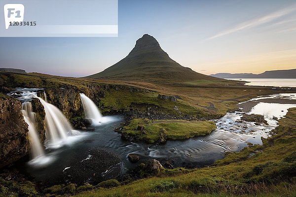 Sonnenaufgang  Kirkjufellfoss mit Kirkjufell  Langzeitbelichtung  Snæfellsnes  Island  Europa