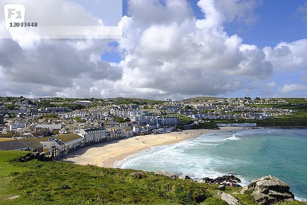 Porthmeor Beach  Blick von der Insel  St Ives  Cornwall  England  Großbritannien