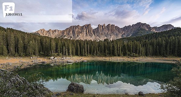 Sonnenuntergang  dramatische Wolken  Latemargruppe spiegelt sich im Karersee  Diamantidturm  Berggipfel  Östliche Latemarspitze  Col Coron  Karersee  Welschnofen  Bozen  Südtirol  Italien  Europa