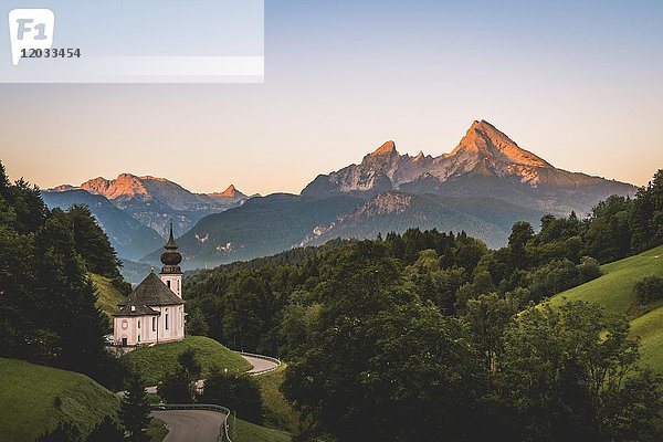 Wallfahrtskirche Maria Gern  Blick bei Sonnenuntergang auf den Watzmann vom Hochtal aus  Berchtesgadener Alpen  Berchtesgaden  Berchtesgadener Land  Oberbayern  Bayern  Deutschland  Europa