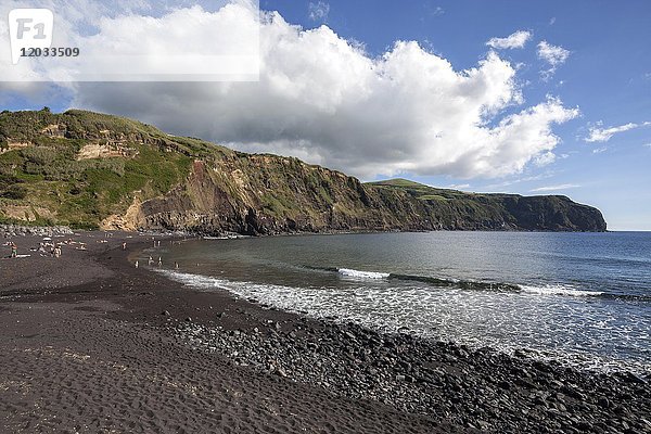 Schwarzer Sandstrand  Lavastrand und Klippen in Mosteiros  Insel Sao Miguel  Azoren  Portugal  Europa