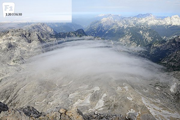 Blick auf Berggipfel  Abstieg vom Triglav zur Koca na Dolicu Hütte  Nationalpark Triglav  Julische Alpen  Slowenien  Europa