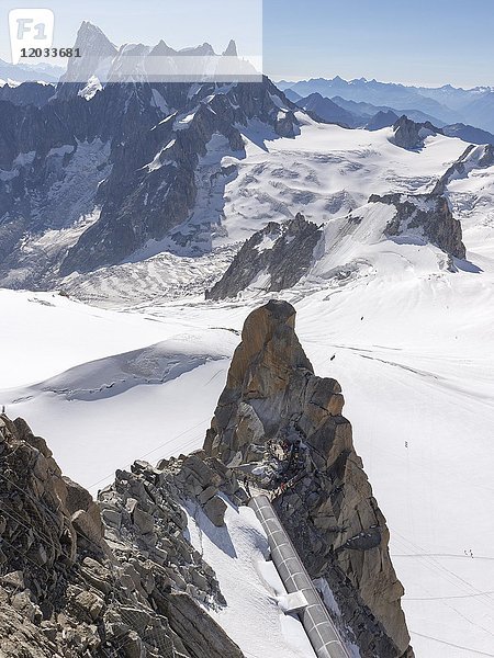 Aiguille du Midi  3842 m  vor der Röhre Le Pipe zu einer Aussichtsplattform auf dem Felsen Piton Sud  am hinteren Gipfel Grandes Jorasses und Pin Dent du Géant  Chamonix-Mont-Blanc  Auvergne-Rhône-Alpes  Frankreich  Europa