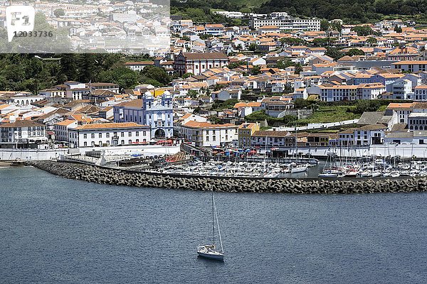 Ansicht von Angra do Heroismo mit Hafen  Insel Terceira  Azoren  Portugal  Europa