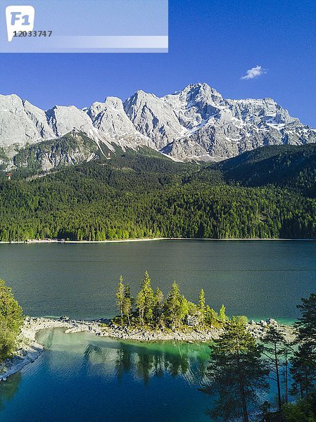 Luftaufnahme  Eibsee mit Sasseninsel und Zugspitze  Wettersteingebirge  bei Grainau  Oberbayern  Bayern  Deutschland  Europa