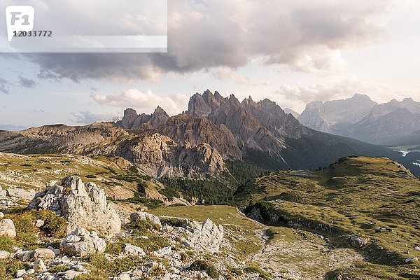 Sonnenuntergang am Monte Campedelle und Col de le Bisse  Sextner Dolomiten  Südtirol  Trentino-Südtirol  Südtirol  Italien  Europa