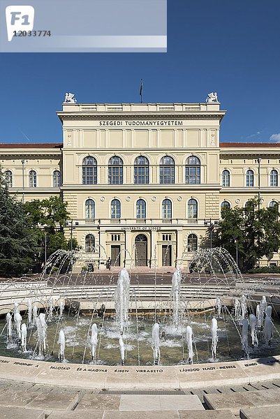Dugonics-Brunnenplatz mit Hauptgebäude der Universität  Szeged  Ungarn  Europa