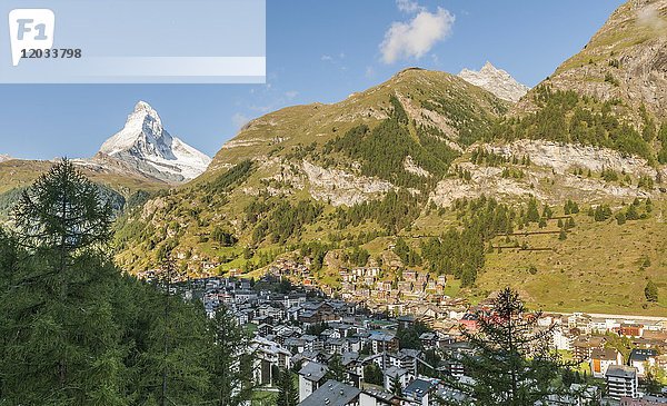 Schneebedecktes Matterhorn  Blick auf Zermatt  Wallis  Schweiz  Europa