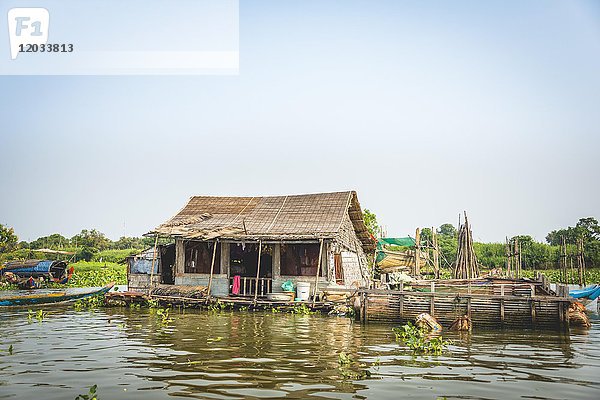 Schwimmendes Haus  Hausboot  schwimmendes Dorf  Bootsfahrt  Tonle Sap See  Kambodscha  Südostasien  Asien