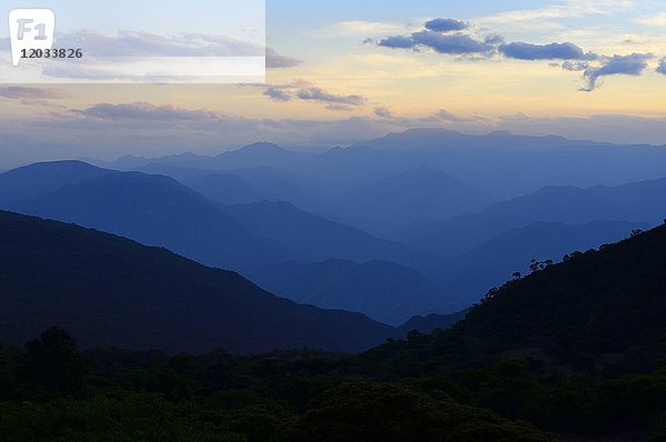 Bergketten der Cordillera Oriental  östliche Anden  mit Sonnenuntergang  La Higuera  Santa Cruz  Bolivien  Südamerika