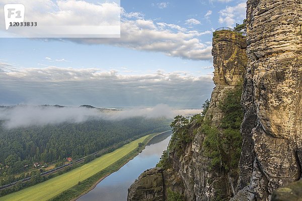Elbtal und Aussichtspunkt auf dem Felsplateau  Bastei  Sächsische Schweiz  Sachsen  Deutschland  Europa