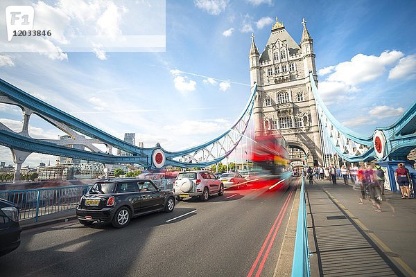 Roter Doppeldeckerbus auf der Tower Bridge  Bewegungsunschärfe  Tower Bridge  London  England  Großbritannien
