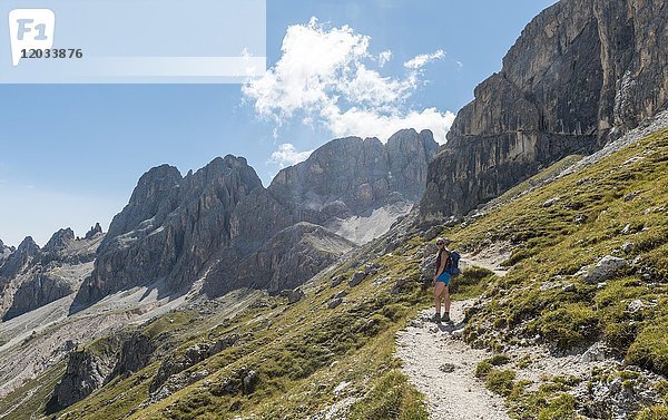 Wanderer bei der Rosengarten-Gruppenumrundung  Dolomiten  Südtirol  Trentino-Südtirol  Italien  Europa