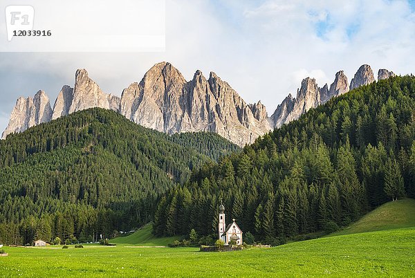 Kirche St. Johann in Ranui  St. Johann  Johanniskapelle  Geisler-Gruppe  Villnößtal  St. Magdalena  Bozen  Südtirol  Italien  Europa