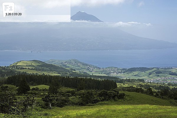Blick von der Insel Faial auf die Insel Pico mit Vulkankegel des Pico  Azoren  Portugal  Europa
