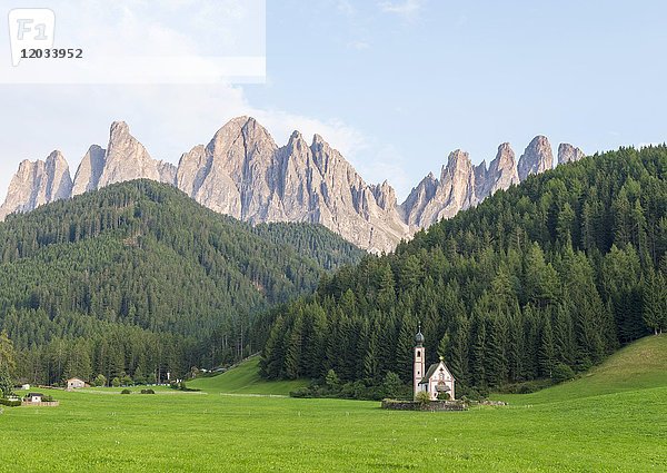 Kirche St. Johann in Ranui  St. Johann  Johanniskapelle  Geisler-Gruppe  Villnößtal  St. Magdalena  Bozen  Südtirol  Italien  Europa