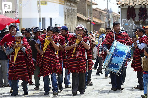 Musikgruppe in Ponchos mit Siku  Panflöte  Festividad Virgen del Rosario  Tarabuco  Chuquisaca  Bolivien  Südamerika