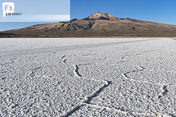 Vulkan Cerro Tunupa mit Salar de Uyuni  Altiplano  3670 m über dem Meeresspiegel  Bolivien  Südamerika