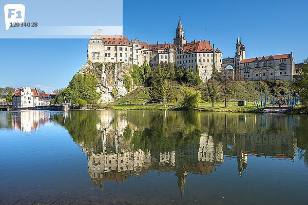 Schloss Sigmaringen mit Spiegelung in der Donau  Sigmaringen  Baden-Württemberg  Deutschland  Europa