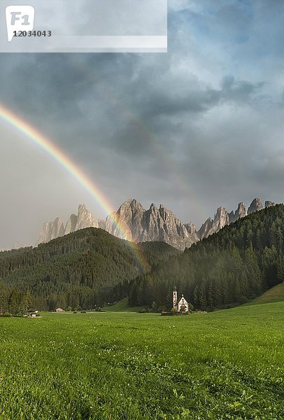 Regenbogen vor der Kirche St. Johann in Ranui  St. Johann  Johanniskapelle  Geisler-Gruppe  Villnößal  St. Magdalena  Bozen  Südtirol  Italien  Europa