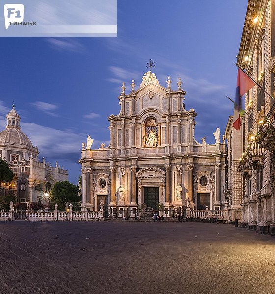 Piazza del Duomo  Kathedrale von Sant' Agata  Abenddämmerung  Catania  Sizilien  Italien  Europa