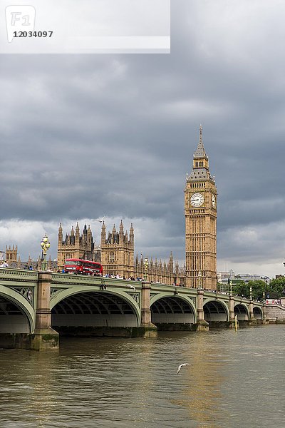 Blick über die Themse  Westminster Bridge  London  England  Großbritannien  Houses of Parliament  Big Ben  City of Westminster