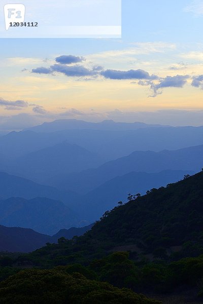 Bergketten der Cordillera Oriental  östliche Anden  mit Sonnenuntergang  La Higuera  Santa Cruz  Bolivien  Südamerika