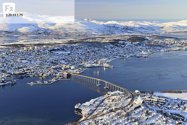 Verschneite Stadt mit Brücke  Inseln in der Nordsee  Tromsø  Tromsøysund  Troms  Norwegen  Europa