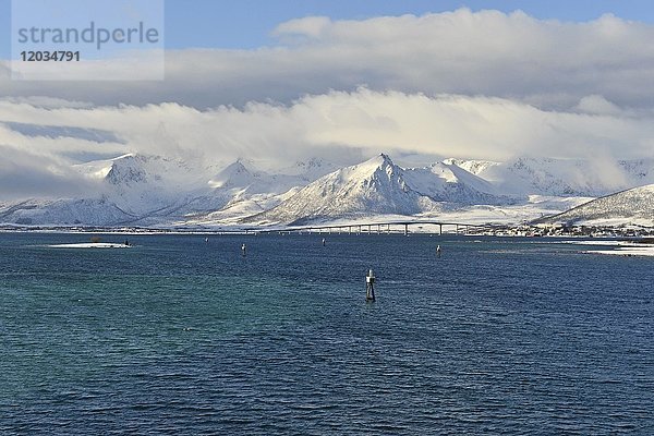 Schneebedeckte Berge mit Wolken  Risøyhamn mit Brücke  Andfjord  Insel Andøya  Vesterålen  Nordland  Norwegen  Europa