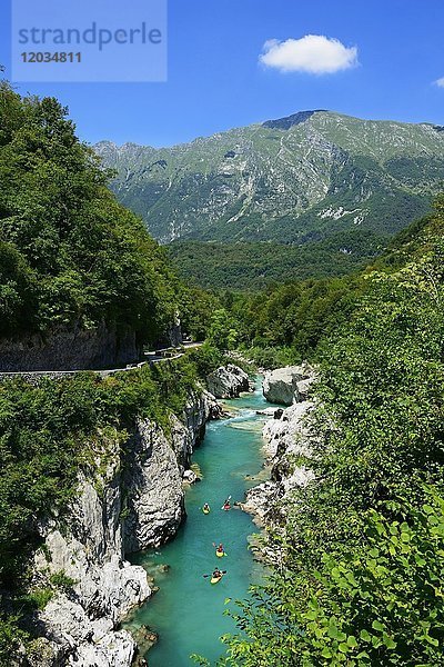 Kajakfahrer auf dem Fluss Soca  Kobarid  Slowenien  Europa