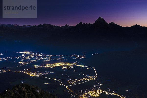 Blick ins Tal  Bischofswiesen bei Nacht  hinter den Berchtesgadener Alpen mit Watzmann  Berchtesgadener Land  Oberbayern  Bayern  Deutschland  Europa