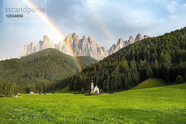 Regenbogen vor der Kirche St. Johann in Ranui  St. Johann  Johanniskapelle  Geisler-Gruppe  Villnößal  St. Magdalena  Bozen  Südtirol  Italien  Europa